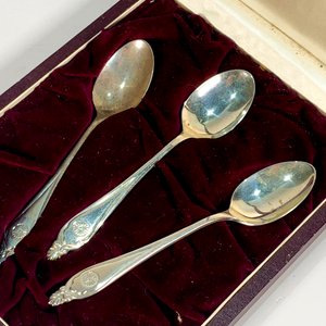 Juego de Tres Cucharitas de Plata con Estuche y Decoración Floral - imagen 3