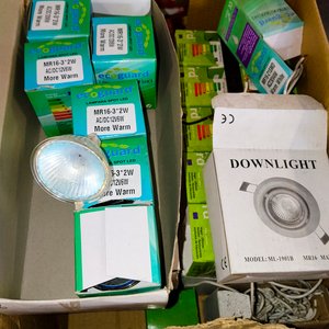 Caja con Tomas Eléctricos Blancos y Artículos Luminosos Varios - imagen 6
