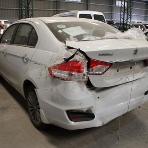 Suzuki Ciaz Blanco con Daños Traseros - imagen 2