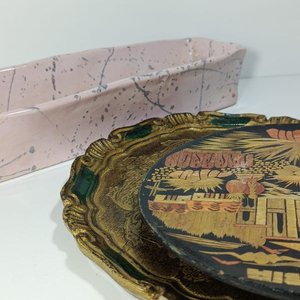 Dos Platos Decorativos Artesanales y Budinera Rosada - imagen 2