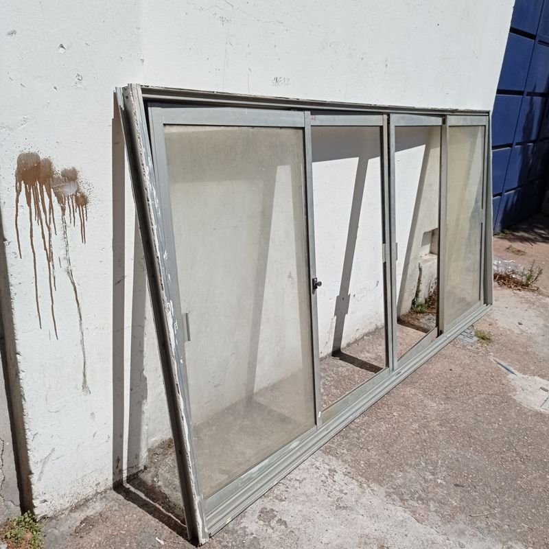 Ventana de aluminio con cuatro hojas corredizas, a dos de ellas le falta el vidrio - imagen 4