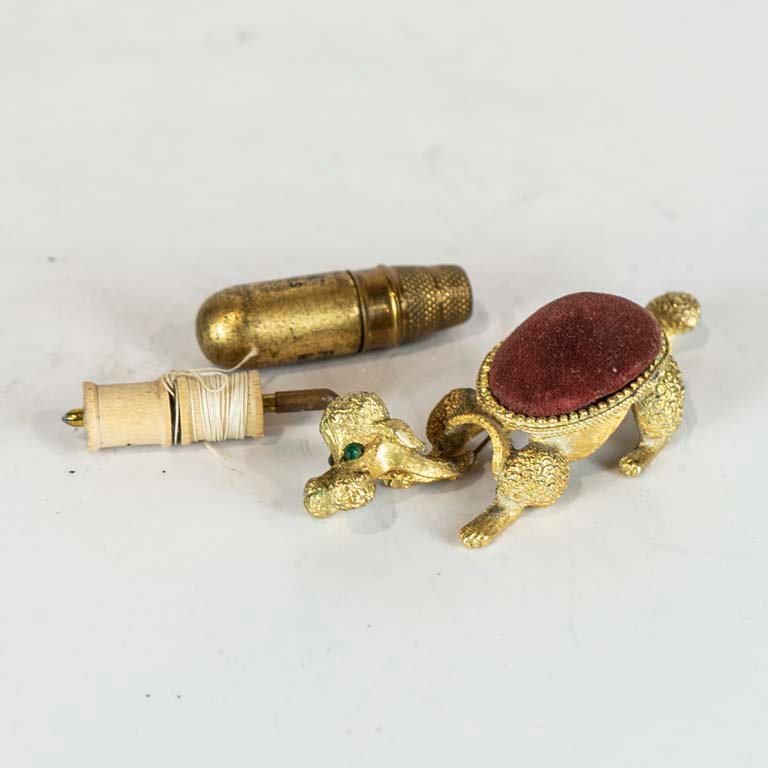 Lote siguiente: 2 Piezas de cobre: dedal y pincha aguja (con detalle) - Medidas: 5 y 3.5cm