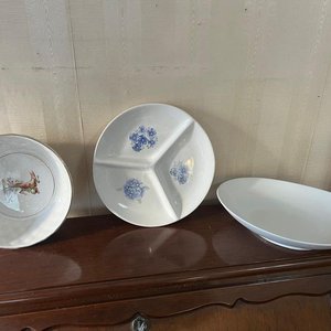 Lote siguiente: Juego de Fuentes de Cerámica con Diseño Floral y Animal
