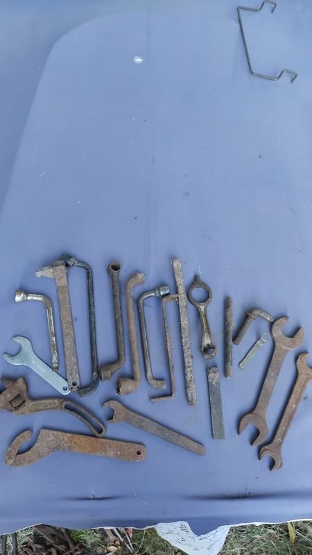 Colección de llaves y herramientas antiguas - imagen 1
