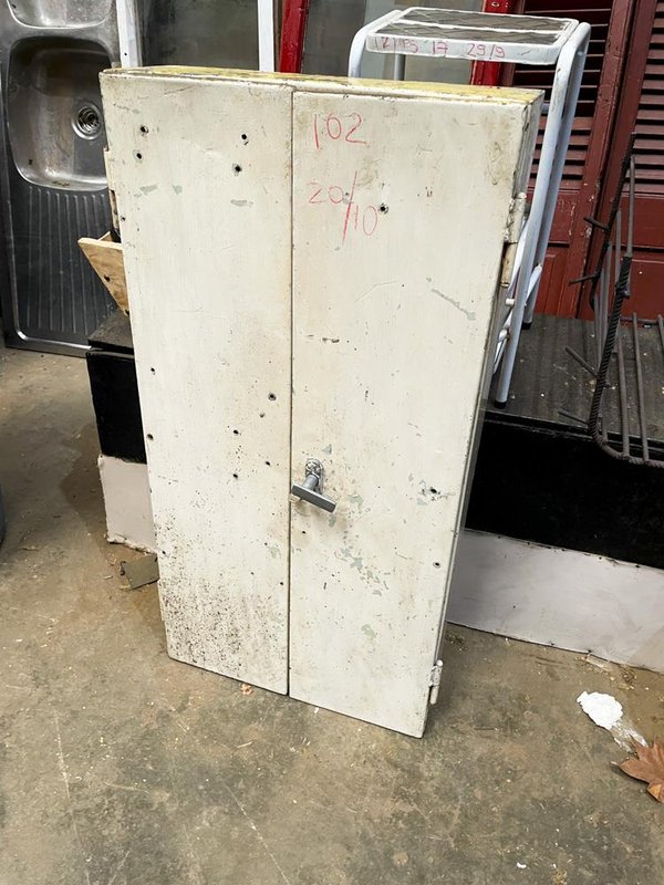 Mueble Metálico Beige con Cerradura y Bisagras