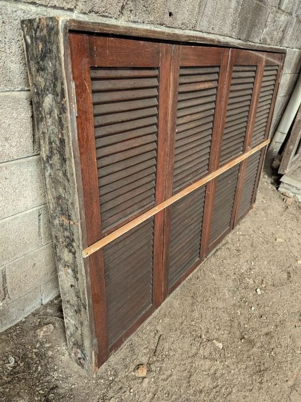 Ventana de madera con dos hojas corredizas y celosías plegables - imagen 7