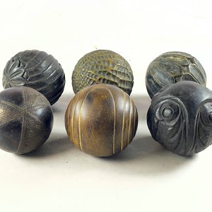Seis Esferas Decorativas de Madera Tallada - imagen 1