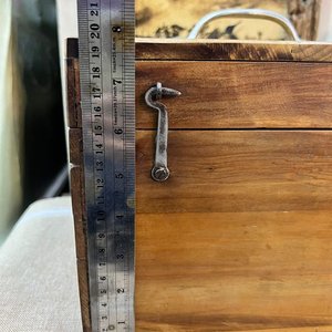 Caja Antigua de Madera con Tapa, Manija y Cierres Metálicos - imagen 7