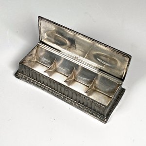 Caja de Metal Antigua para Sellos con Figura de Pescador en Marfil - imagen 4