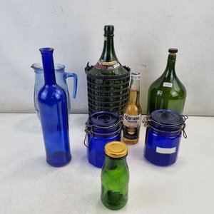 Lote anterior: Lote de 7 Piezas: Jarra Azul, Botellas y Frascos de Colores, Damajuana con Canasto