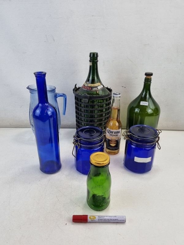 Lote de 7 Piezas: Jarra Azul, Botellas y Frascos de Colores, Damajuana con Canasto
