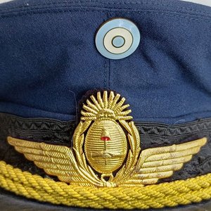 Gorra de Oficial de la Fuerza Aérea Argentina - Guerra de Malvinas - imagen 2