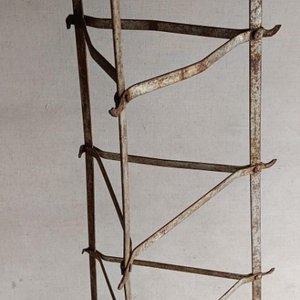 Antiguo Exhibidor de Ollas Metálico con Ganchos - imagen 3