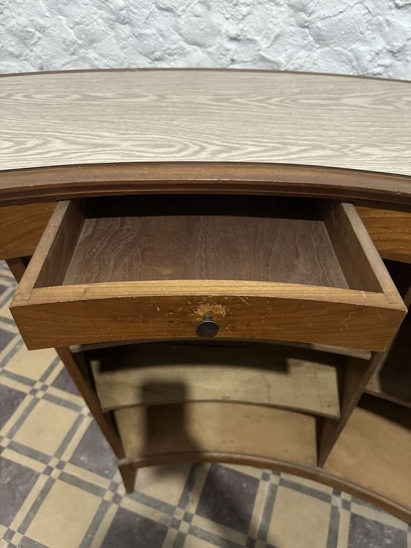 Barra de madera con butacas y estanterías - imagen 10