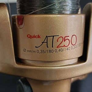 Reel de Pesca Quick AT250 Dorado con Carrete Adicional - imagen 6
