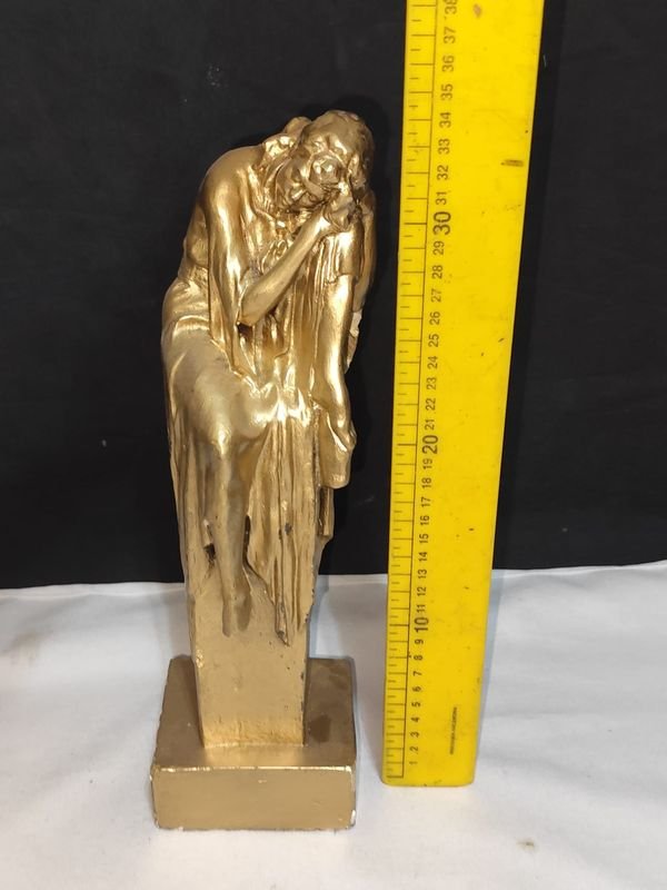 Estatua de Figura Clásica con Detalles de Oro - imagen 1