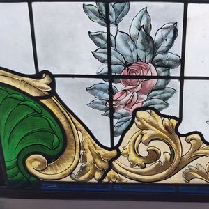 Dos Vitrales Antiguos con Rosas y Detalles Dorados - imagen 8