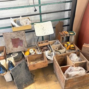 Lote siguiente: Lote de Cajones de Madera con Accesorios de Zapatería y Herramientas