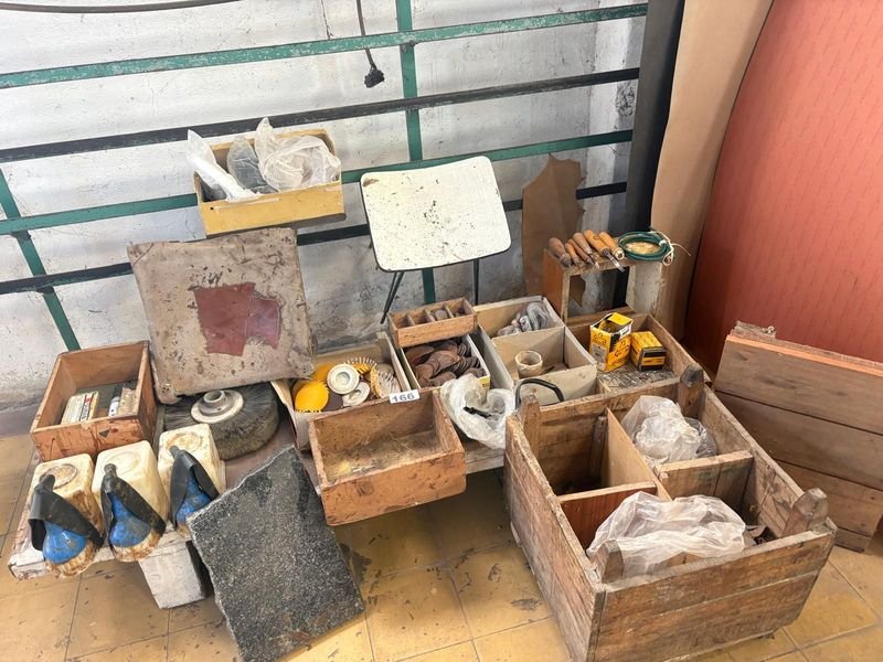Lote de Cajones de Madera con Accesorios de Zapatería y Herramientas