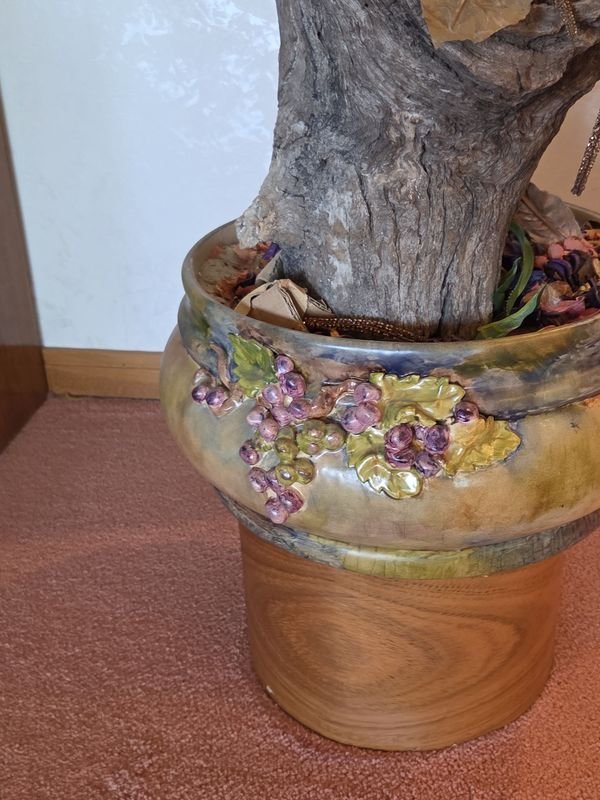 Arreglo floral artificial en maceta de cerámica sobre base de madera - imagen 2