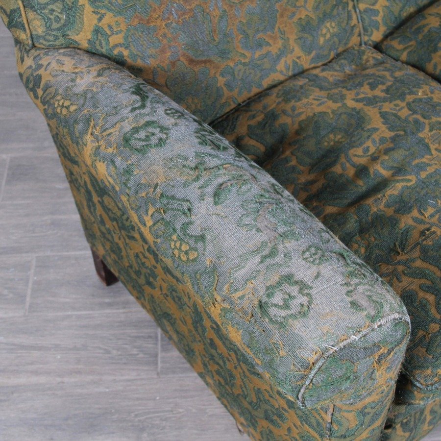 Sillón antiguo de estilo con tapizado en mal estado - imagen 5