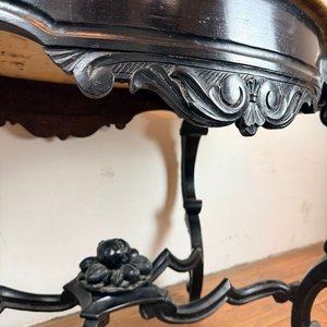 Mesa Victoriana Tallada con Tapa de Mármol Biselado - imagen 5