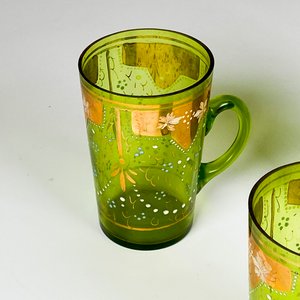 Tres jarritos de vidrio y esmalte con asas, alturas 11 cm - imagen 3