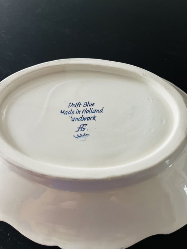 Dos ceniceros en cristal y fuente holandesa en porcelana pintada con motivo de molinos - imagen 6