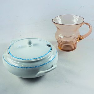 Sopera de Cerámica Blanca con Diseño Azul y Jarra de Vidrio Rosa - imagen 1