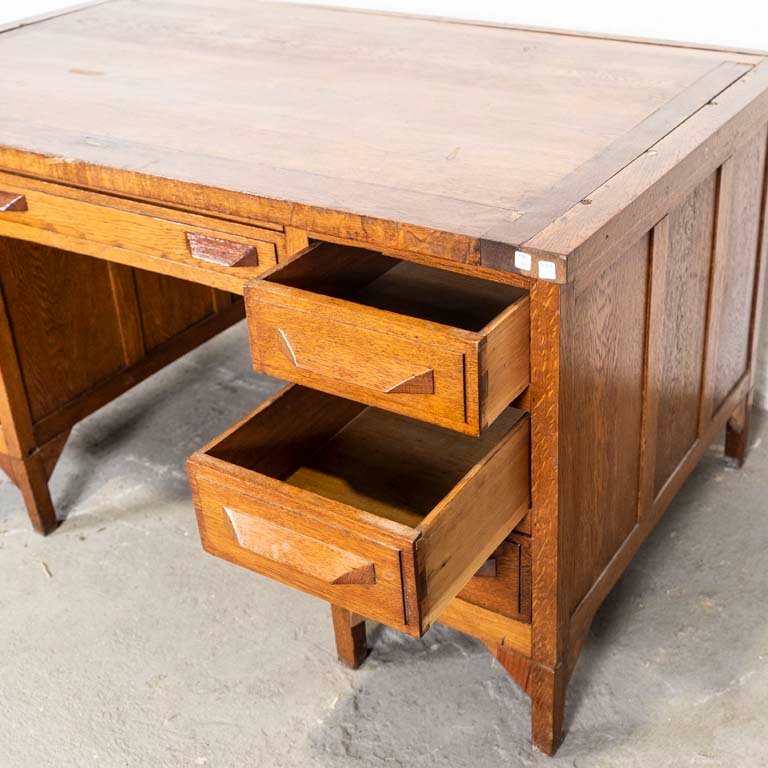 Escritorio de roble con siete cajones y detalles en la madera - imagen 3