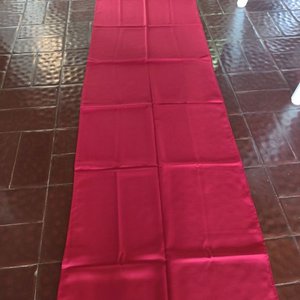 Lote siguiente: Lote de 2 Senderos, 1 Cubremantel y 1 Cubresilla Rojos