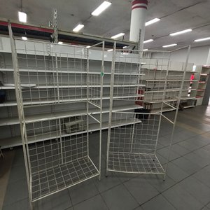Panel Exhibidor Metálico Blanco con Soporte de Pie - imagen 1