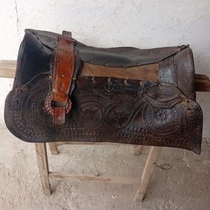 Basto de Cuero Tallado con Detalles de Época - imagen 1