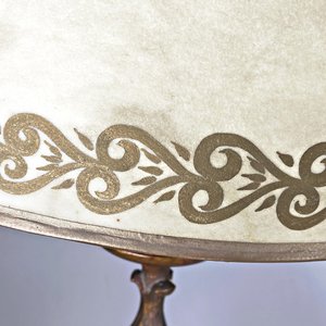 Par de Lámparas de Mesa Antiguas de Madera Dorada con Pantallas Decoradas - imagen 5