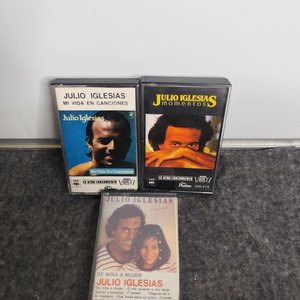 Lote siguiente: Cassettes de Julio Iglesias: "Mi Vida", "Momentos" y "De Niña a Mujer"
