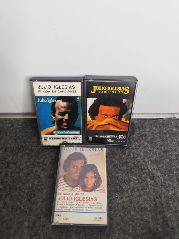 Cassettes de Julio Iglesias: "Mi Vida", "Momentos" y "De Niña a Mujer"