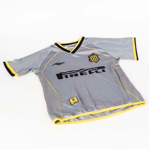 Camiseta oficial de Peñarol de la marca UMBRO