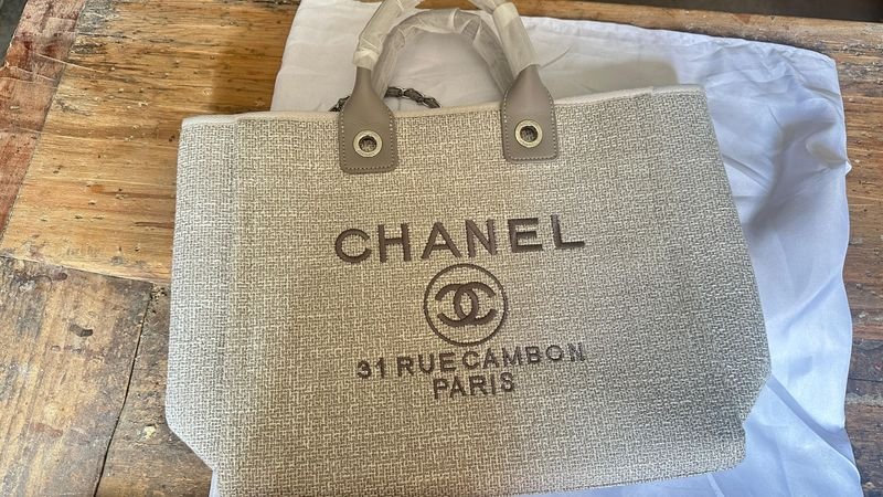 Lote siguiente: Cartera de Chanel con Diseño DICE CHANNEL