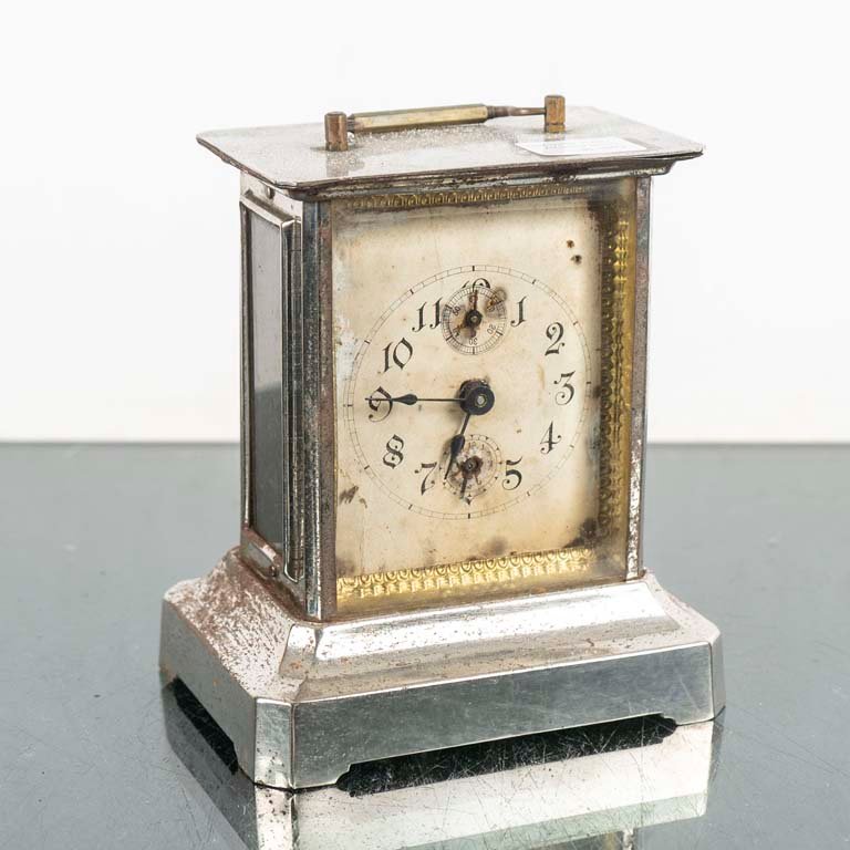 Reloj de Sobremesa Metálico con Detalles
