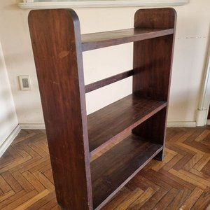 Antigua Biblioteca Baja Abierta en Madera con Estantes y Laterales Redondeados - imagen 3