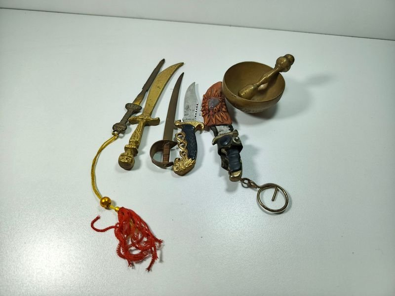 Lote siguiente: Colección de miniaturas de cuchillos, espadas y sables