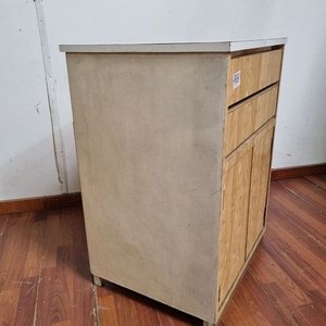 Mueble Auxiliar Tono Claro con Tapa Blanca y Puertas - imagen 3
