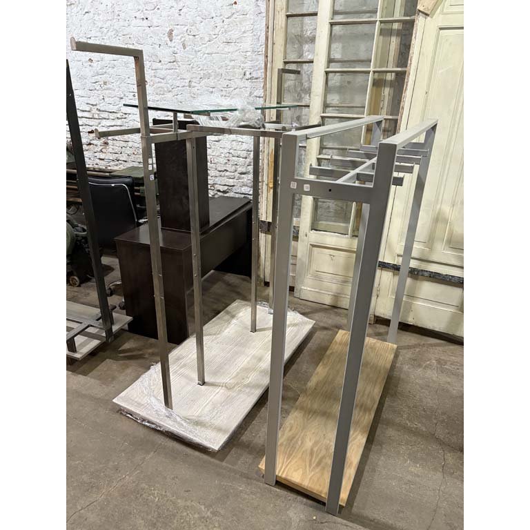 Lote siguiente: Percheros hierro con tapa vidrio para decoración