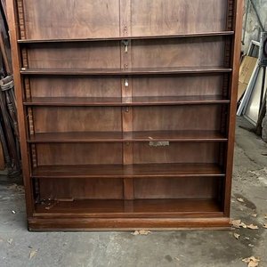 Biblioteca Clásica de Madera Lustrada con Estantes Regulables - imagen 1