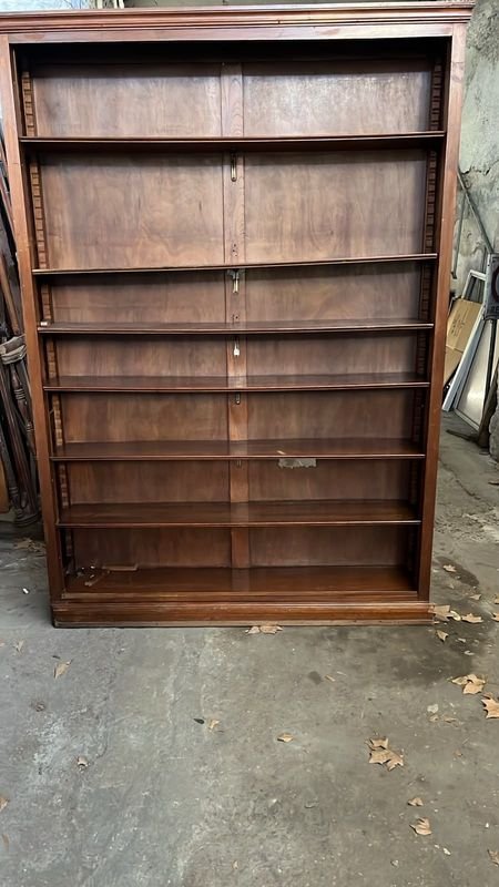 Biblioteca Clásica de Madera Lustrada con Estantes Regulables