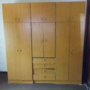 Lote siguiente: Ropero de MDF con 12 Puertas y 5 Cajones