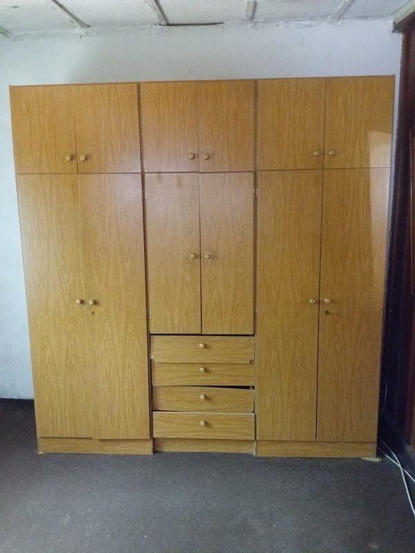 Ropero de MDF con 12 Puertas y 5 Cajones