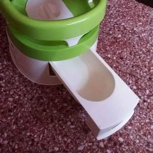 Inodoro portátil con respaldo tapa y interior extraible verde y blanco - imagen 5