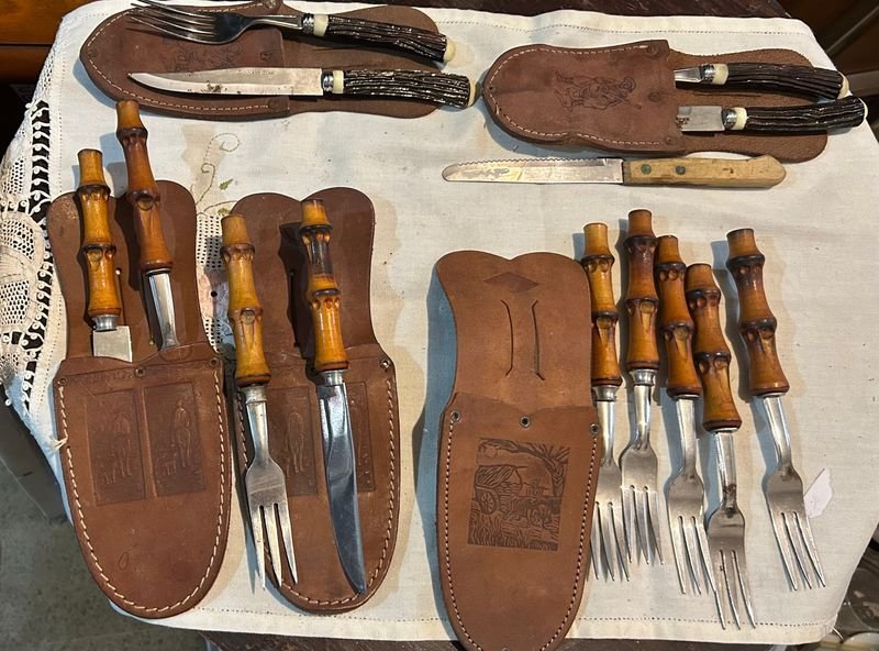 Lote siguiente: Lote de cuchillos para asado con estuche de cuero