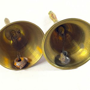 Dos Campanillas de Bronce con Esmalte Rojo y Detalles Dorados - imagen 3